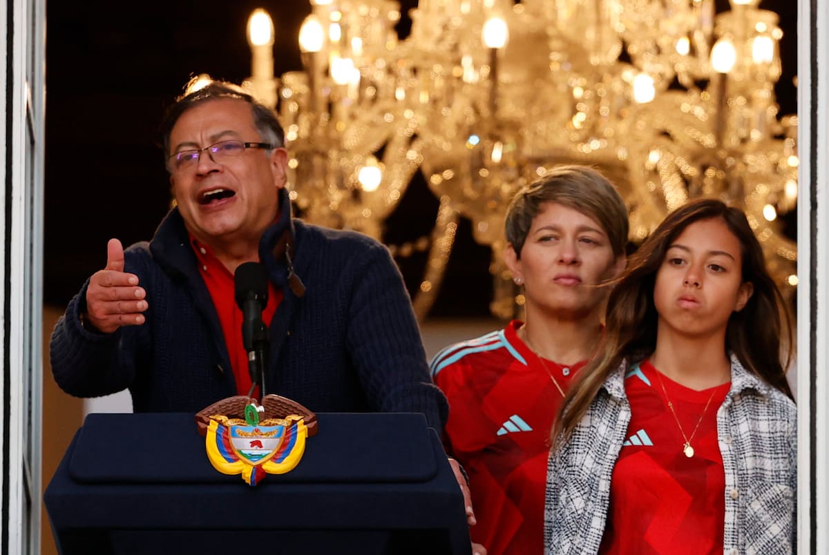 Fotografía de archivo del presidente de Colombia, Gustavo Petro, acompañado por la primera dama, Verónica Alcocer, y su hija Antonella (d), en la Casa de Nariño en Bogotá (Colombia). // EFE/ Mauricio Dueñas Castañeda.