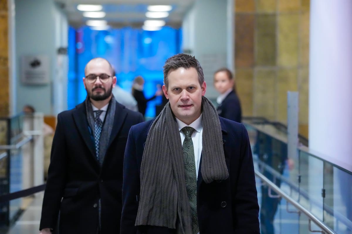 El líder investigador Andreas Kruszewski (L) y el fiscal del estado Sturla Henriksbo (R) llegan para el segundo día del juicio contra Marius Borg Hoiby en el Tribunal de Distrito de Oslo en Oslo, Noruega, 04 de febrero de 2026. Hoiby (29) está acusado de 38 incidentes, incluyendo cuatro violaciones, asalto, violencia, amenazas, daños, delitos relacionados con drogas, y violaciones de una orden de restricción y la Ley de Tráfico Vial. Él se declara parcialmente culpable de los cargos que involucran a una víctima, conocida como la 'mujer de Frogner,' y de los cargos de amenazas, violaciones del tráfico y delitos relacionados con drogas. Niega los cargos restantes. Hay siete víctimas en total. (Noruega) EFE/EPA/OLE BERG-RUSTEN NORWAY OUT