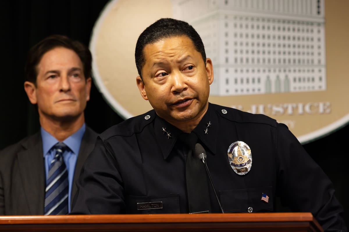 El jefe de detectives del Departamento de Policía de Los Ángeles (LAPD), Alan Hamilton (der.), habla durante una conferencia de prensa celebrada en el Palacio de Justicia en el centro de Los Ángeles, California, EE. UU., el 16 de diciembre de 2025. EFE/TED SOQUI