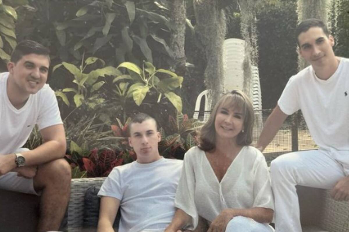 Luz Mery Tristán acompañada de tres de sus cinco hijos: Andrés Felipe Valencia Tristán, Mario y Giancarlo.