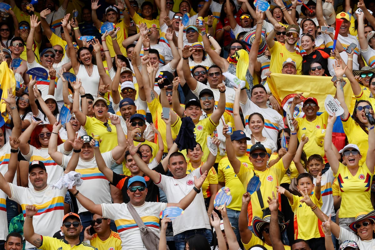 Aficionados de Colombia animan su equipo este viernes, en un partido por las eliminatorias sudamericanas para el Mundial 2026 entre las selecciones de Colombia y Perú en el estadio Metropolitano en Barranquilla (Colombia). //EFE
