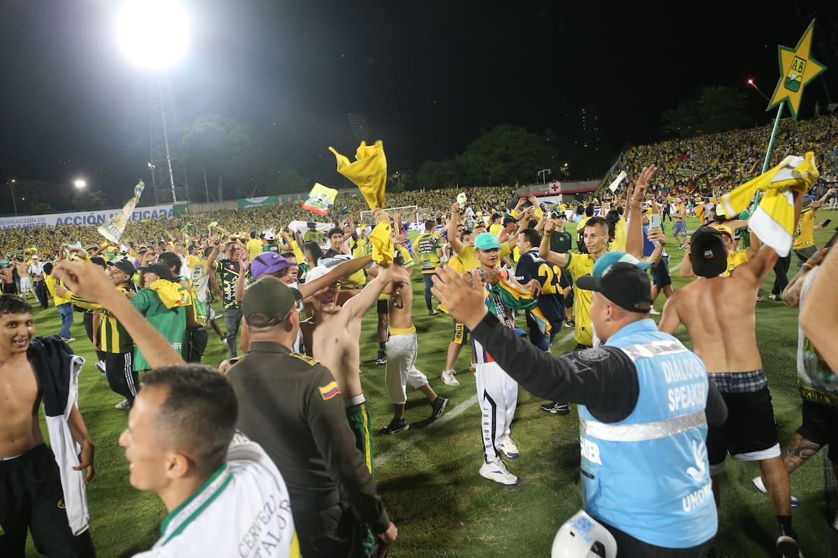 Los hinchas de Atlético Bucaramanga invadieron la cancha en el partido de ida de la final ante Santa Fe. Foto: Colprensa.