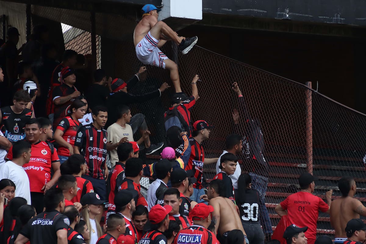 El clásico entre Cúcuta Deportivo y Atlético Bucaramanga se vio opacado por los actos de violencia. Foto: Stefany Peñaloza - La Opinión de Cúcuta.