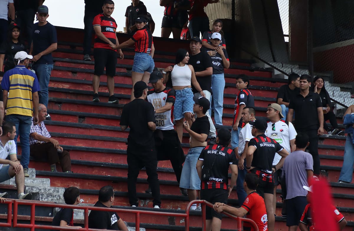 El clásico entre Cúcuta Deportivo y Atlético Bucaramanga se vio opacado por los actos de violencia. Foto: Stefany Peñaloza - La Opinión de Cúcuta.