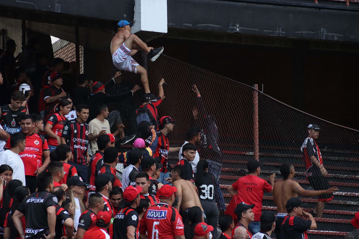 El clásico entre Cúcuta Deportivo y Atlético Bucaramanga se vio opacado por los actos de violencia. Foto: Stefany Peñaloza - La Opinión de Cúcuta.