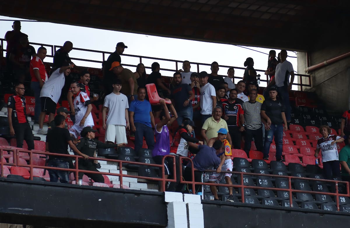 El clásico entre Cúcuta Deportivo y Atlético Bucaramanga se vio opacado por los actos de violencia. Foto: Stefany Peñaloza - La Opinión de Cúcuta.