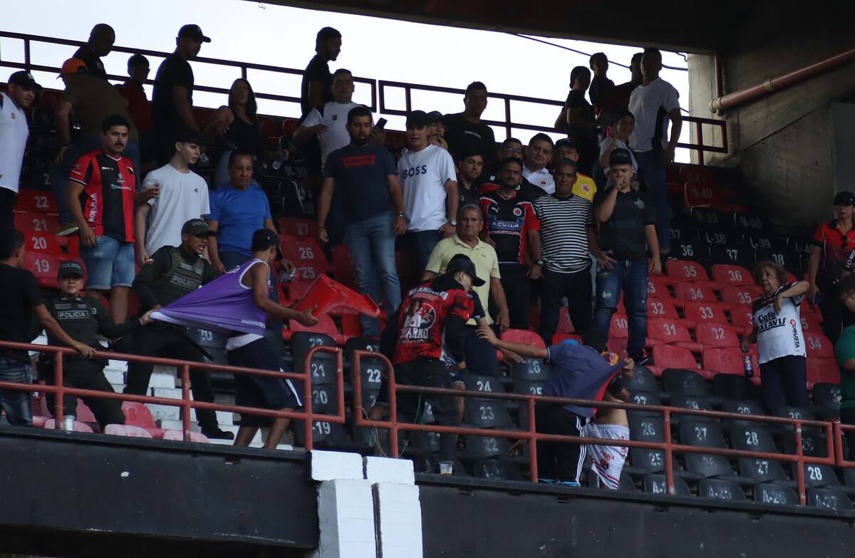 El clásico entre Cúcuta Deportivo y Atlético Bucaramanga se vio opacado por los actos de violencia. Foto: Stefany Peñaloza - La Opinión de Cúcuta.