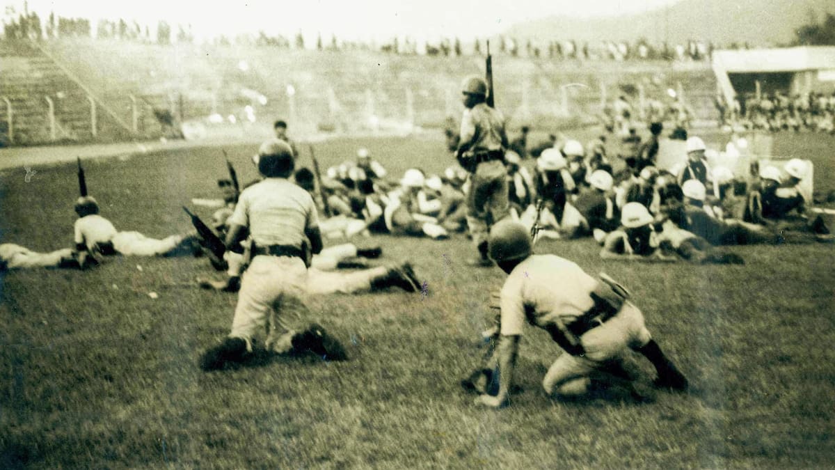Al menos cuatro hinchas del Atlético Bucaramanga murieron por las balas del Ejército Nacional en el estadio Alfonso López, el 11 de octubre de 1981.