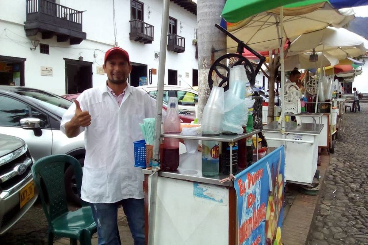 Enrique Jaimes es uno de los herederos del puesto de raspados, su madre le brindó los conocimientos para preparar los mejores raspados. (Foto: Brayner R. García Ardila / VANGUARDIA LIBERAL)