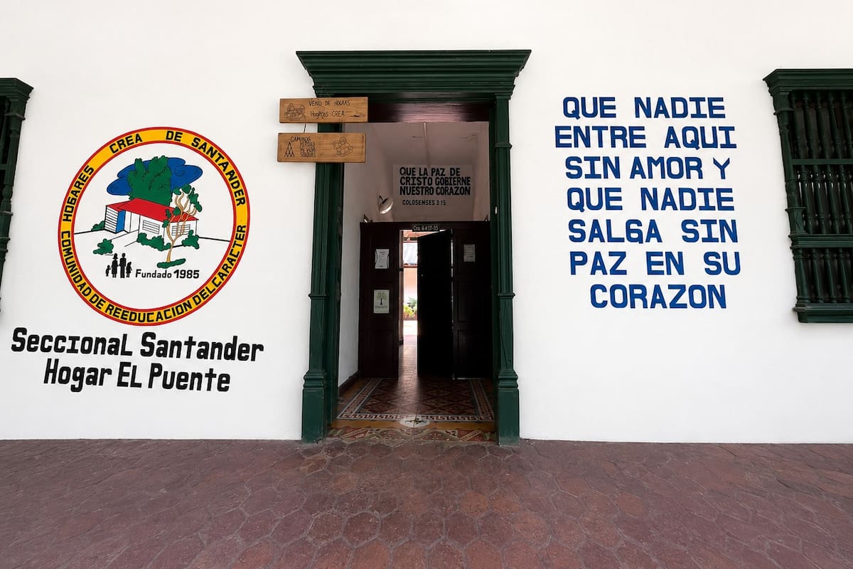 Hogares CREA es una entidad sin ánimo de lucro que ofrece programas de prevención y tratamiento residencial para la superación de adicciones en adultos y adolescentes. Cuenta con sedes y puntos de atención en el área. La sede principal es la del Hogar El Puente, en la carrera 6 #17-55, de Piedecuesta.