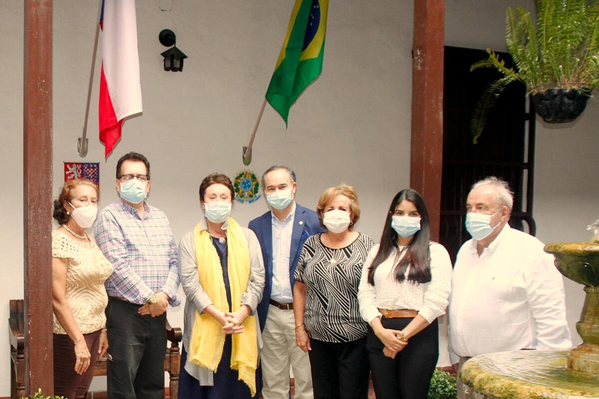 En la Casa de la Cultura ‘Custodio García Rovira’ se cumplió la inauguración de la ‘Plaza de las Banderas’. En este registro gráfico aparecen: Magdalena Rojas Flórez; Carlos Mauricio Serrano Gutiérrez; Katerina Lukesova, embajadora de la República Checa; Jorge Zuluaga, cónsul de Brasil; Marilú Romero, presidenta de la referida Casa de la Cultura; Vanessa Ibáñez, directora de Relaciones Internacionales de la Universidad de Santander; y Antonio José Díaz Ardila, director del Teatro Santander. (Foto: Jaime Del Río / VANGUARDIA)