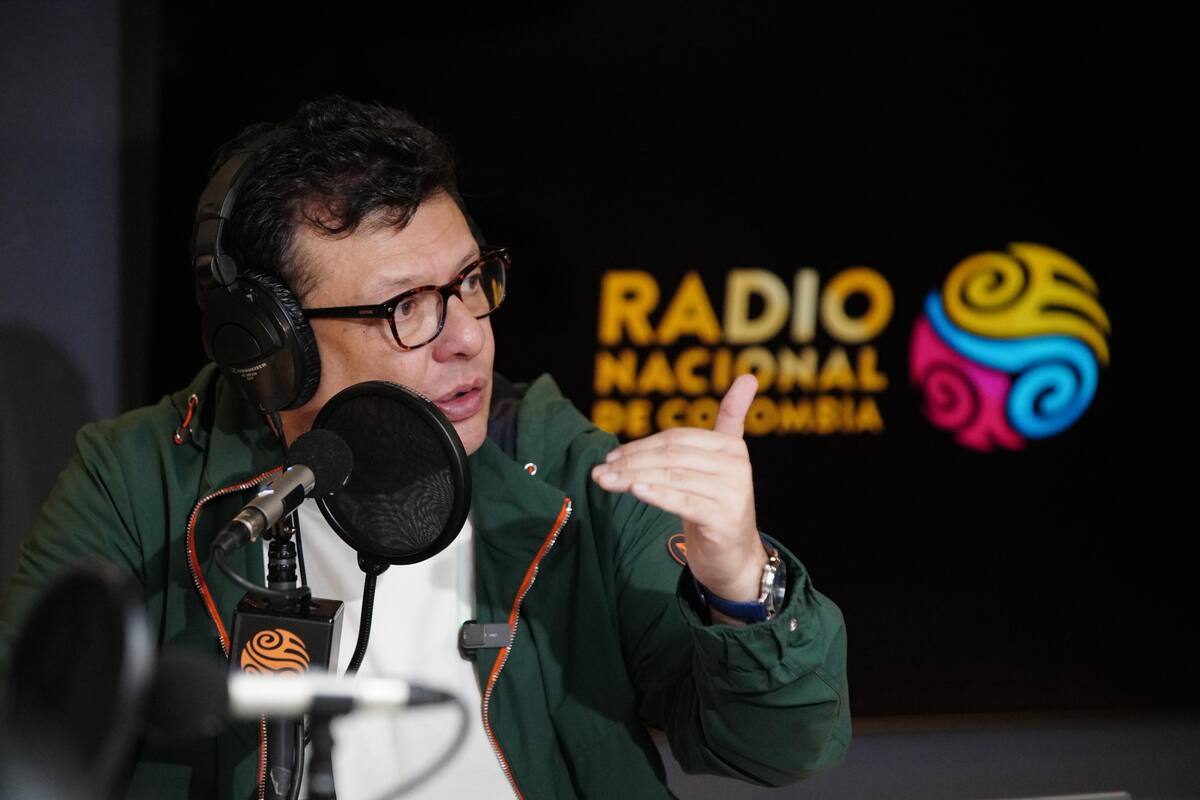 Hollman Morris es denunciado por acoso sexual. La joven activista relató episodios de acoso durante su paso por el Concejo de Bogotá y afirmó: Una vez salimos a almorzar con todo el equipo, me pidió que me sentara al lado de él y me tomó de las piernas”, declaración de Lina Castillo denunciante.