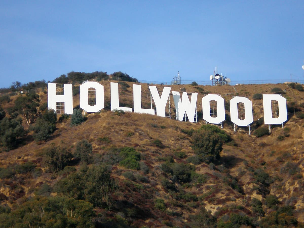 Sydney Sweeney arriesga cargos tras acción en el letrero de Hollywood.