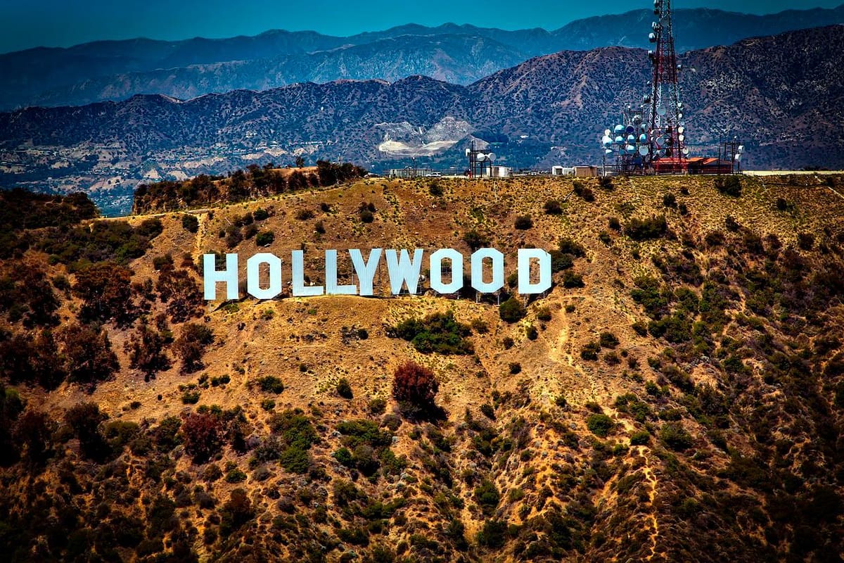 El 13 de julio de 1923, el promotor inmobiliario Hobart Johnstone Whitley colocó un cartel de 14 metros de alto y 106 de largo que rezaba “Hollywoodland” sobre la colina del monte Lee en Los Ángeles. Pixabay / VANGUARDIA
