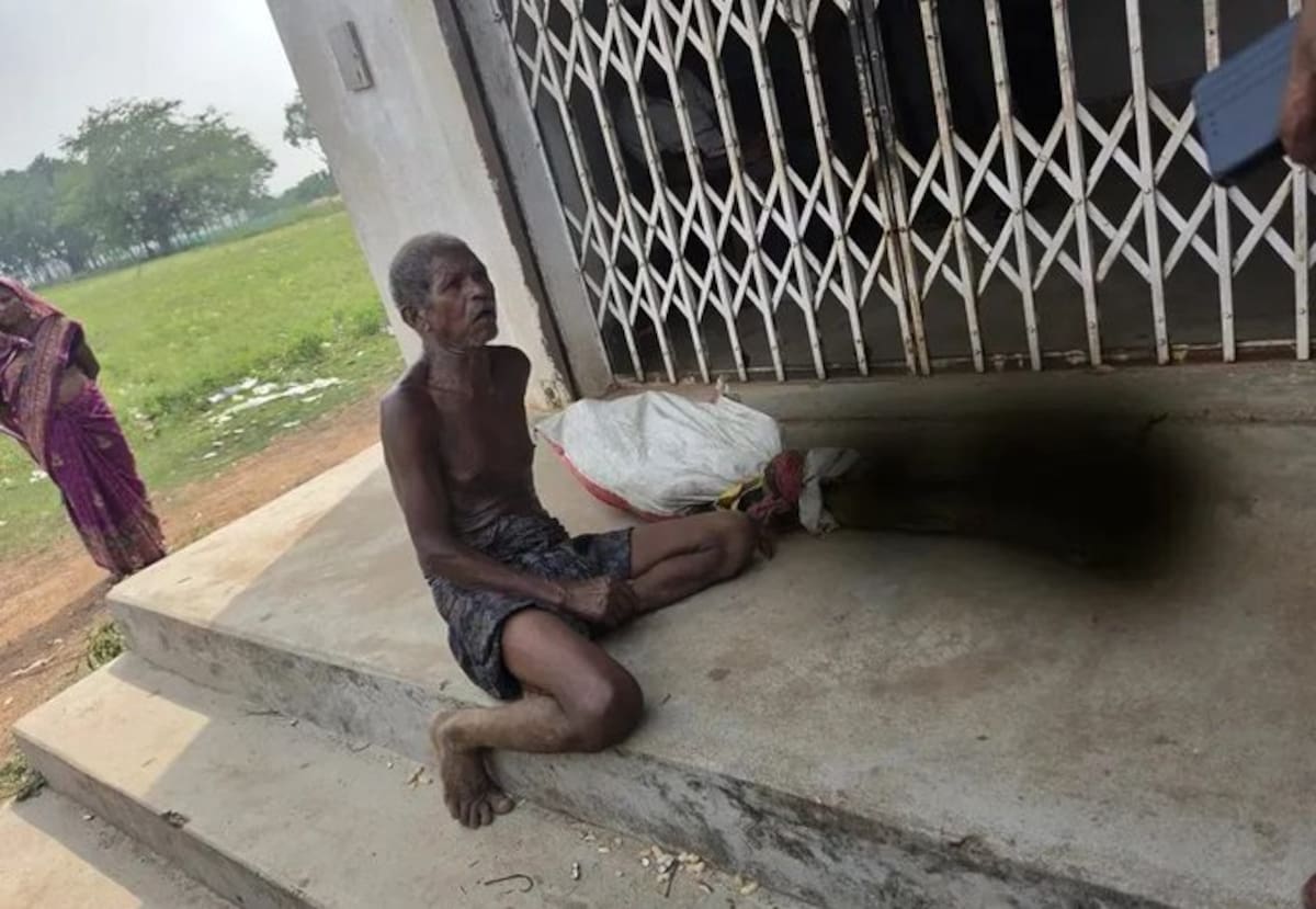 Un hombre en India desenterró el cadáver de su hermana y lo llevó al banco para retirar su dinero.