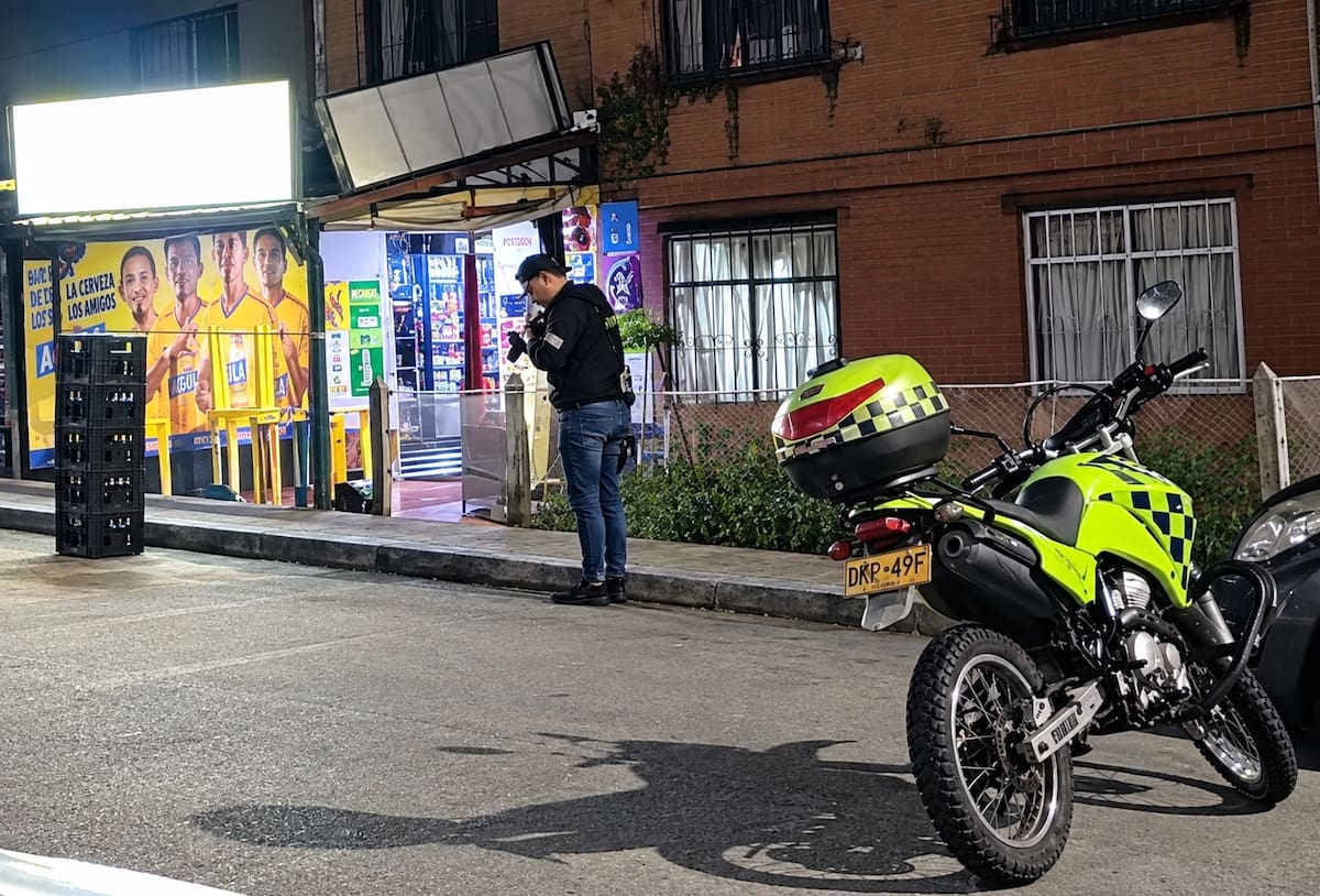Hombre fue baleado mientras departía con amigos en una tienda en Floridablanca