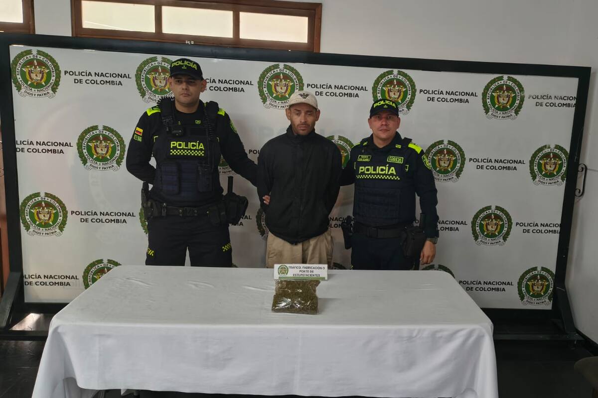 Hombre fue sorprendido con marihuana oculta en su chaqueta en Girón