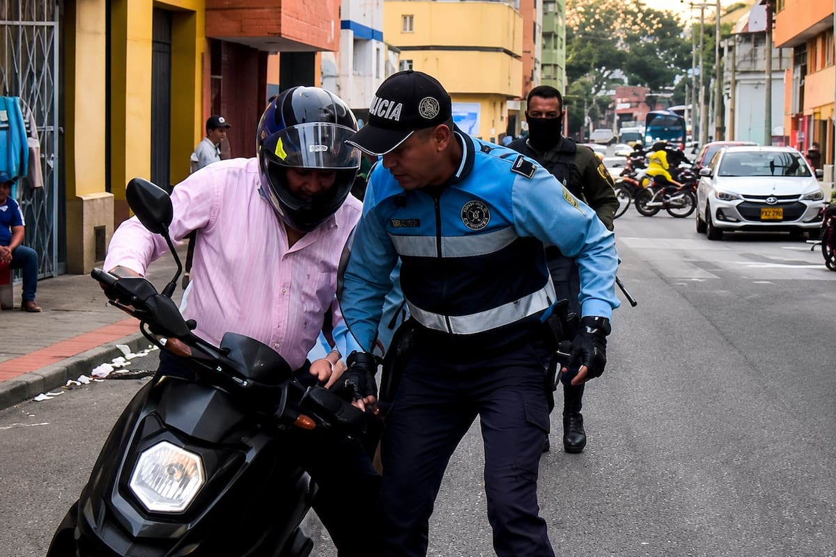 Hombre intentó evadir un retén en Bucaramanga y terminó capturado tras amenazar de muerte a un agente
