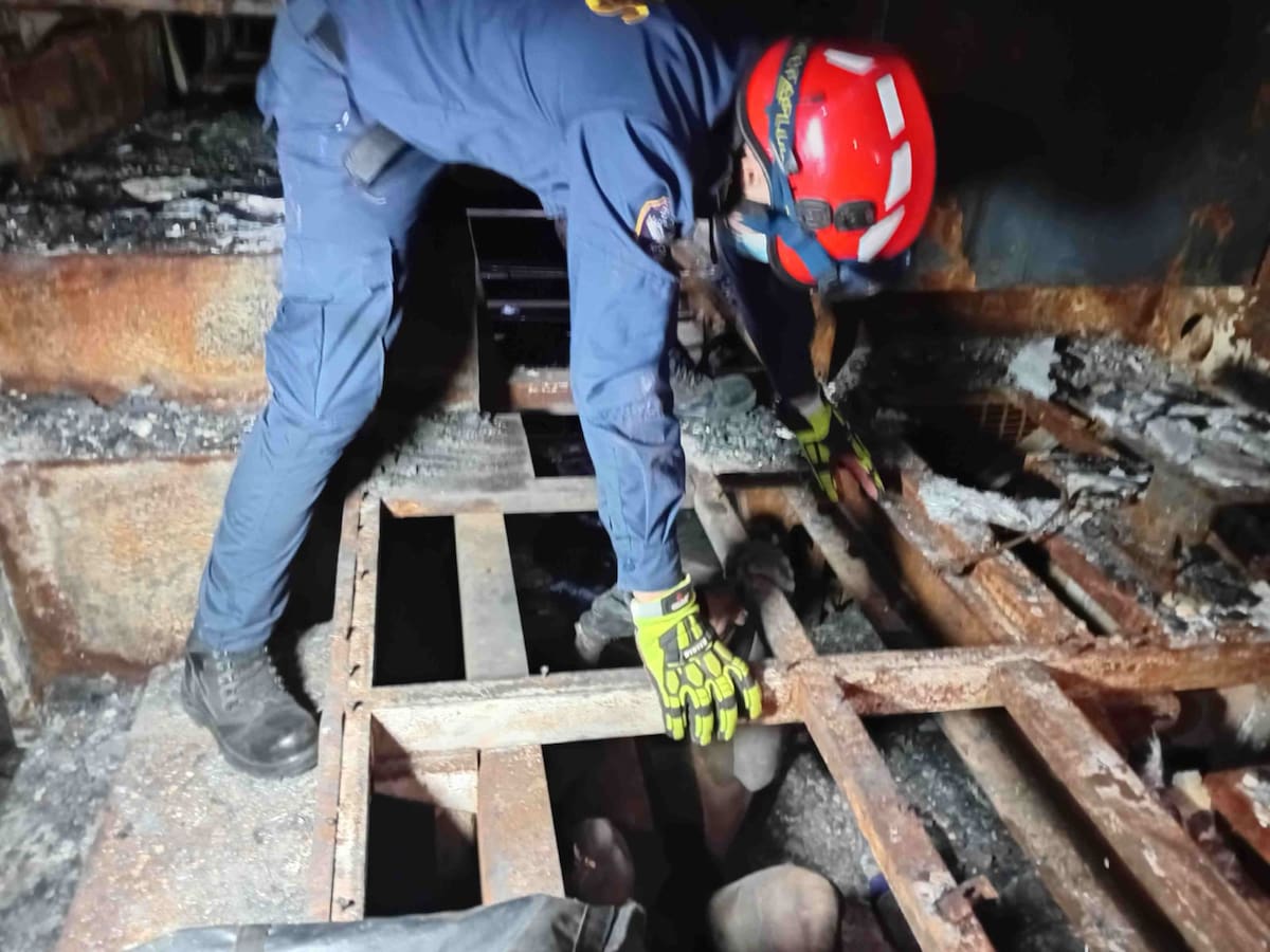 Hombre quedó atrapado al intentar robar piezas de buses incinerados en Metrolínea Girón