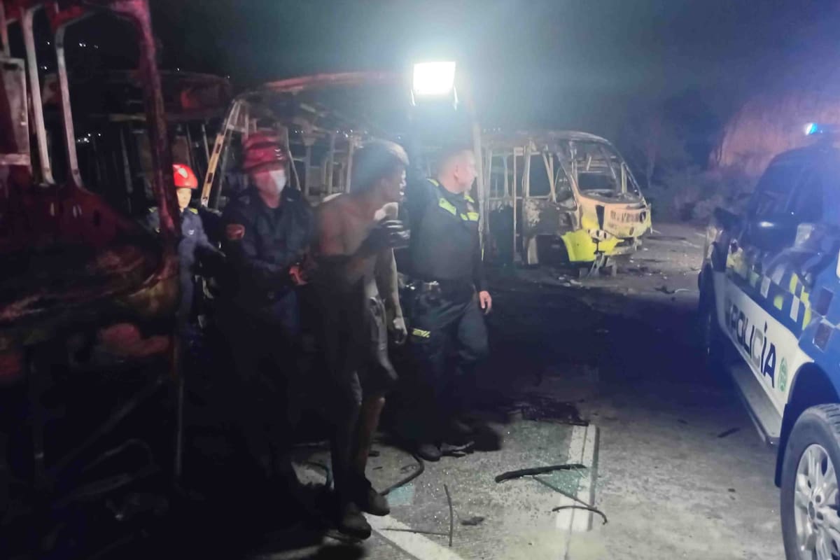 Hombre quedó atrapado al intentar robar piezas de buses incinerados en Metrolínea Girón