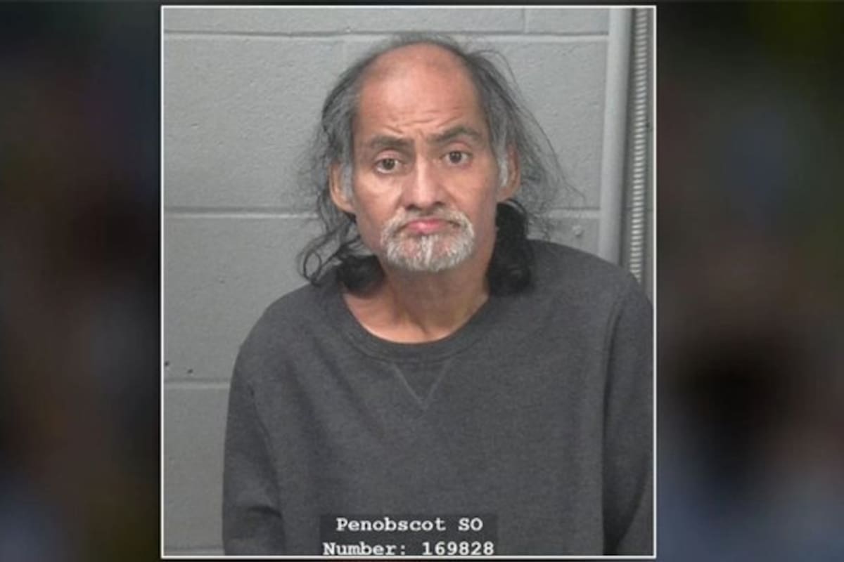 Hombre entra a una casa, abre regalos de Navidad y se queda dormido en el sofá en Maine, Estados Unidos.