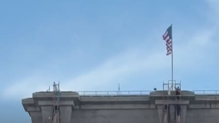 Hombre sobrevivió tras lanzarse desnudo del puente de Brooklyn