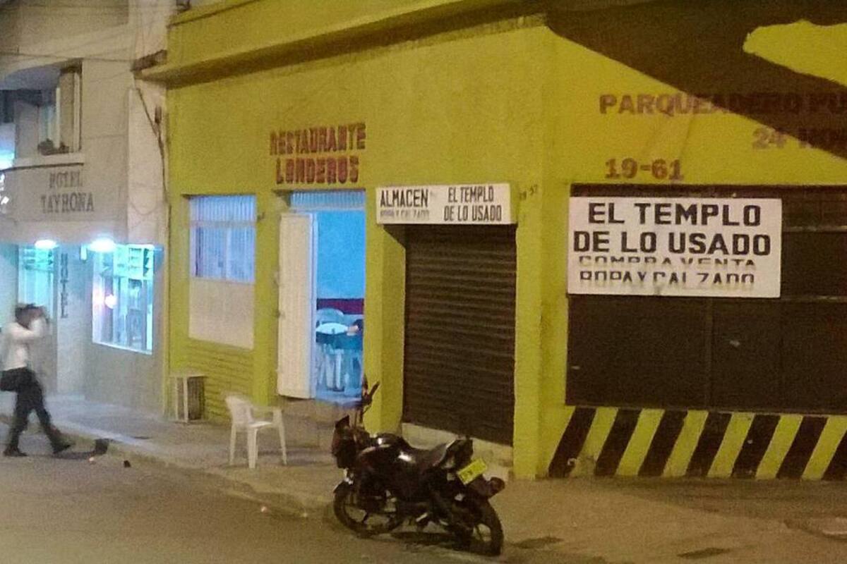 La racha de violencia que se registra en Bucaramanga y que ya ha dejado cuatro muertos en las últimas 48 horas, comenzó el domingo en la noche en este restaurante, donde un hombre asesinó a su expareja y luego intentó suicidarse. (Foto: Suministrada/VANGUARDIA LIBERAL )