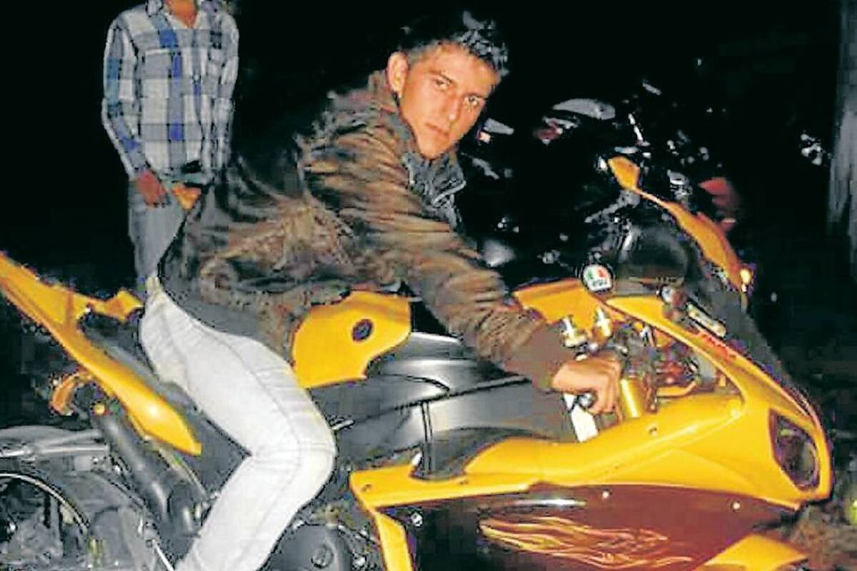 El joven Héctor Moreno Cruz, de 23 años, falleció luego de haber colisionado en su motocicleta contra una señal de tránsito, en la vía entre Socorro a San Gil, hechos ocurridos el miércoles anterior. (Foto: Suministrada/VANGUARDIA LIBERAL)