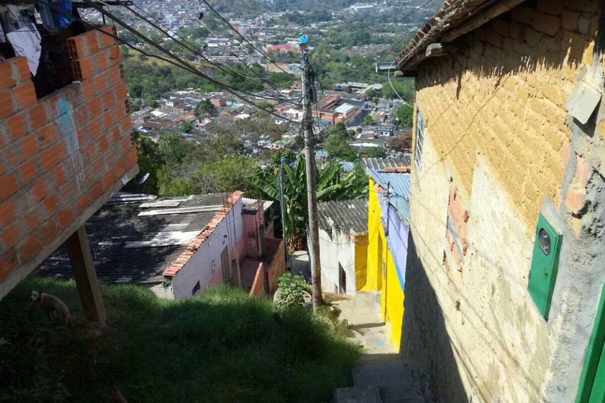 En esta calle de la zona nororiental de Bucaramanga se encontraba Wilmer Gómez al momento de ser atacado por su individuo con quien tenía problemas personales. (Foto: Suministrada/VANGUARDIA LIBERAL )