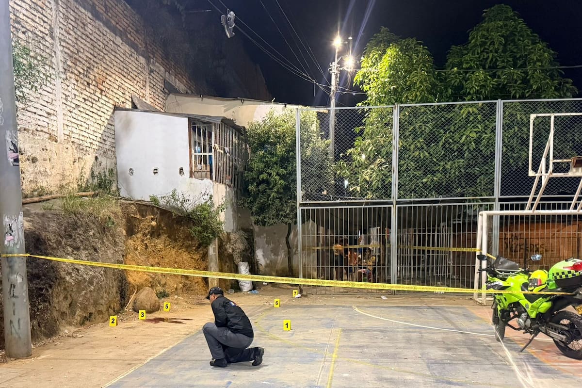 Hombres vestidos de negro perpetraron el homicidio en la cancha del barrio Villa Mercedes, en el norte de Bucaramanga.
Fotografía: Suministrada El Avispero Bucaramanga/VANGUARDIA.