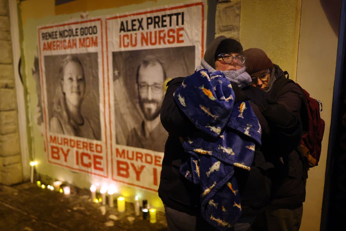 Personas participan en una vigilia en honor al enfermero Alex Pretti, quien falleció por disparos de agentes federales, este miércoles, en Míneapolis (Estados Unidos). EFE/ Adam Bettcher