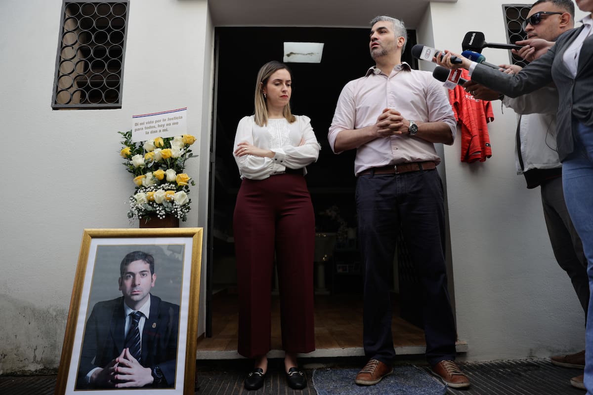 El hermano del fiscal paraguayo Marcelo Pecci, Francisco Pecci (d), habla con la prensa junto a la esposa del fiscal, Claudia Aguilera. //Foto: EFE/ Juan Pablo Pino
