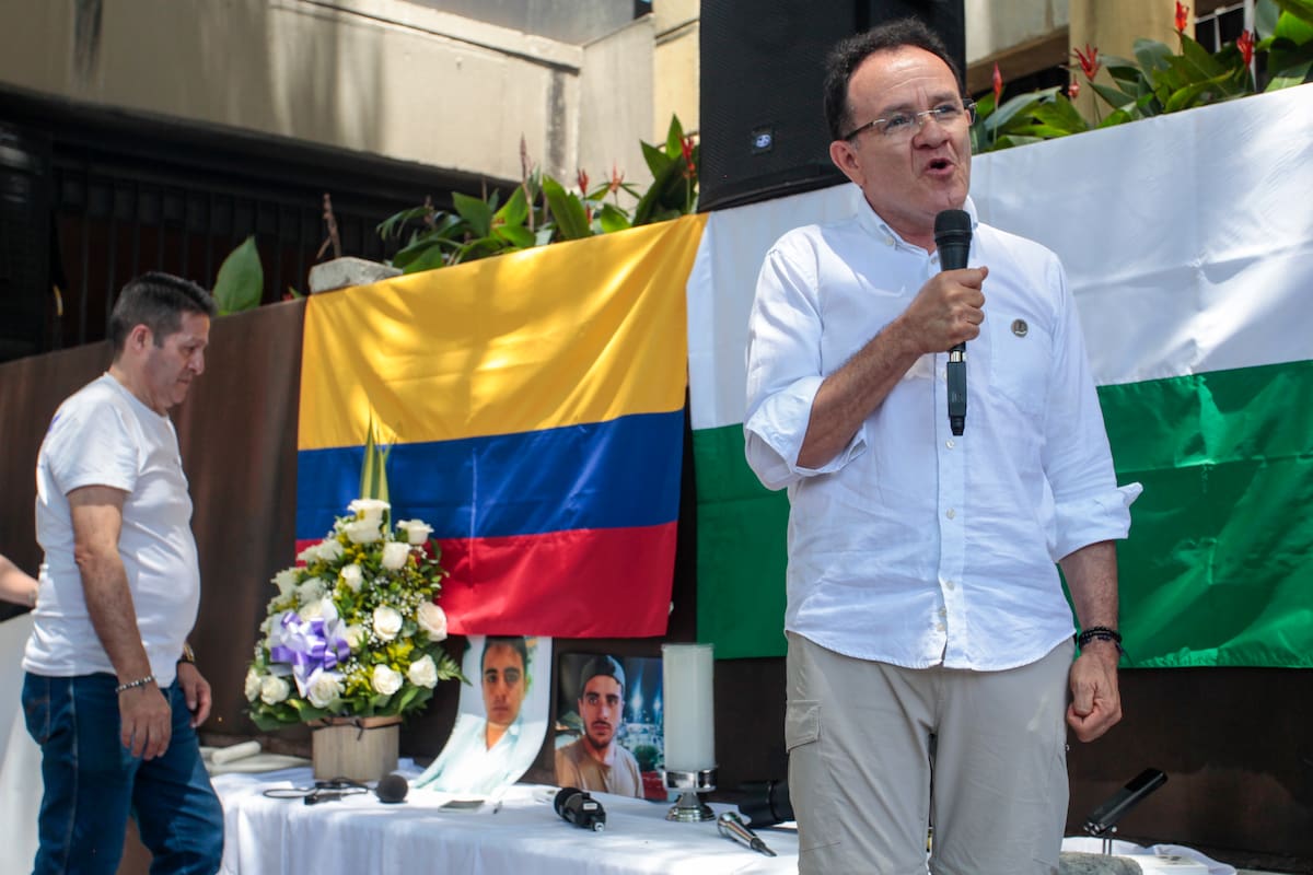 El fotoperiodista Jesús Abad Colorado (d) habla durante un homenaje al periodista asesinado Mateo Pérez Rueda, en Medellín. Foto: EFE/ STR