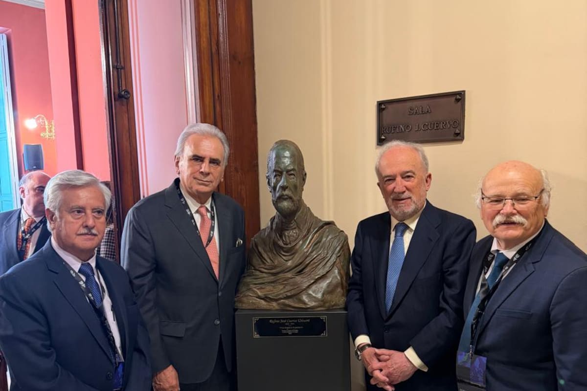 César Armando Navarrete; Eduardo Durán Gómez, director de la Academia Colombiana de la Lengua; Santiago Muñoz Machado, director de la Real Academia Española y Bogdan Piotrowski. Suministrada / VANGUARDIA