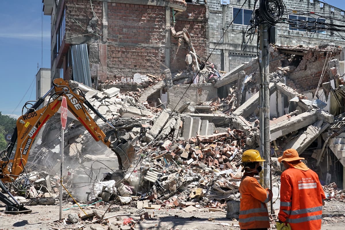 AME6158. CALI (COLOMBIA), 10/09/2026.- Fotografía que muestra un oso de peluche junto a los escombros de una floristería este jueves, al cumplirse un mes del terremoto de magnitud 7.4 que azotó el suroccidente de Colombia, en Cali (Colombia). EFE/ Ernesto Guzmán