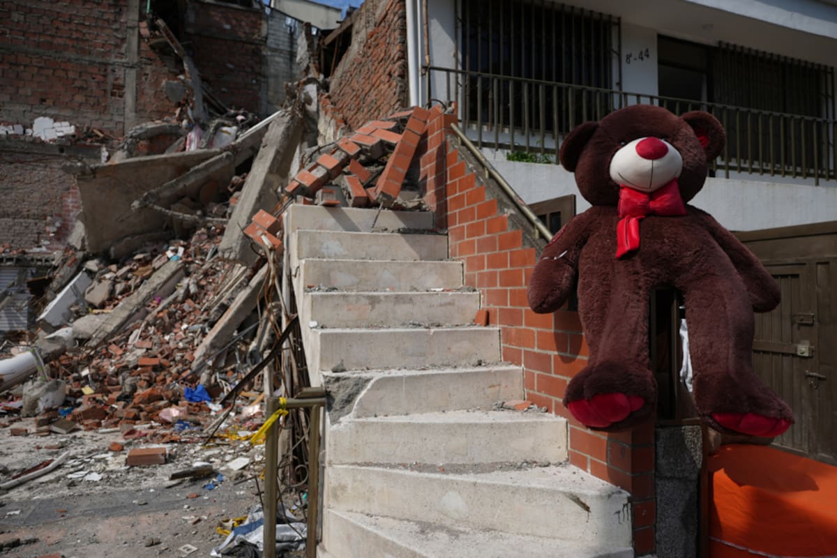 AME6158. CALI (COLOMBIA), 10/09/2026.- Fotografía que muestra un oso de peluche junto a los escombros de una floristería este jueves, al cumplirse un mes del terremoto de magnitud 7.4 que azotó el suroccidente de Colombia, en Cali (Colombia). EFE/ Ernesto Guzmán