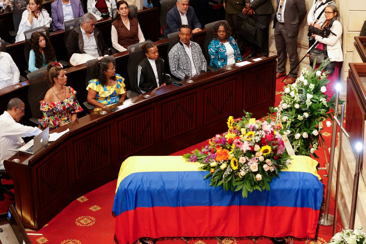 La vicepresidenta de Colombia Francia Márquez (d) asiste un homenaje a la cantante colombiana y una de las máximas exponentes de la música tradicional del Caribe Totó La Momposina en el Salón Elíptico del Congreso de Colombia este miércoles, en Bogotá (Colombia).