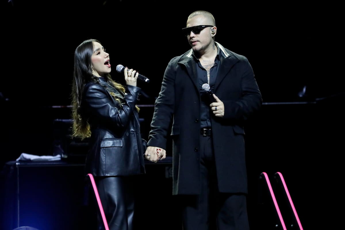 Los cantantes colombianos, Paola Jara (i) y Jessi Uribe, cantan durante un homenaje póstumo a Yeison Jiménez este miércoles, en el Movistar Arena en Bogotá (Colombia). En medio de un ambiente más cercano a la celebración que al duelo, miles de personas se dieron cita para acompañar al cantante colombiano de música popular, que murió el sábado en un accidente de avión. EFE/ Carlos Ortega
