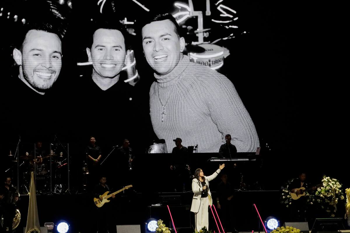 La cantante colombiana, Arelis Henao, participa en un homenaje póstumo a Yeison Jiménez este miércoles, en el Movistar Arena en Bogotá (Colombia). En medio de un ambiente más cercano a la celebración que al duelo, miles de personas se dieron cita para acompañar al cantante colombiano de música popular, que murió el sábado en un accidente de avión. EFE/ Carlos Ortega