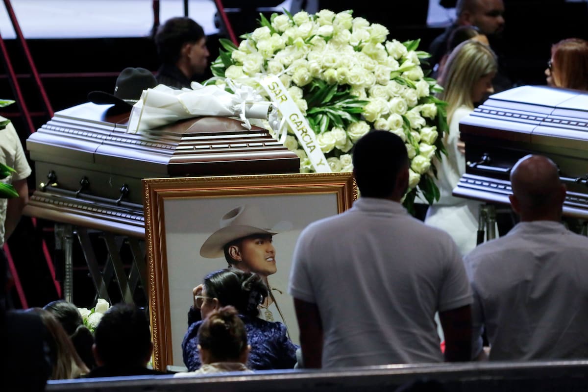 Seguidores del cantante colombiano Yeison Jiménez participan en un homenaje póstumo este miércoles, en el Movistar Arena en Bogotá (Colombia). En medio de un ambiente más cercano a la celebración que al duelo, miles de personas se dieron cita para acompañar al cantante colombiano de música popular, que murió el sábado en un accidente de avión. EFE/ Carlos Ortega