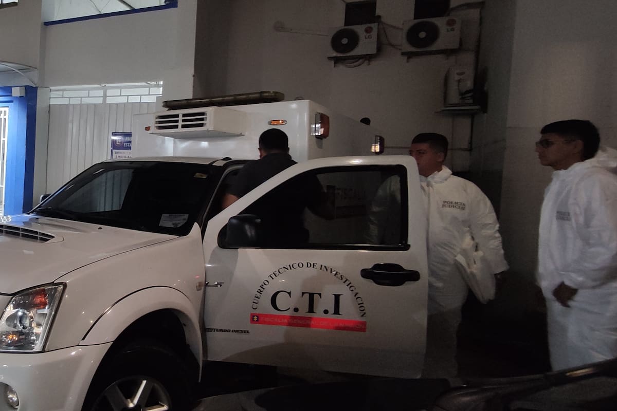 Sobre las 12:40 a. m. de este viernes 17 de mayo, un habitante de calle, sin identificar, fue asesinado por dos sujetos en la calle 38 con carrera 34 del barrio El Prado.
Foto: Marco Valencia/Vanguardia