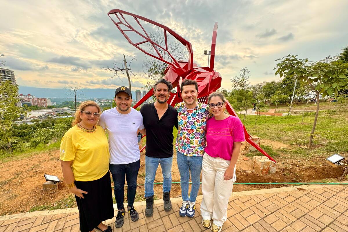 Luz Karime Guerra, Esteban Téllez; Juan José Cobos, maestro y escultor; Daniel Brijaldo, subdirector Técnico del Imct; y María Alejandra Rey, coordinadora de Escuela Municipal de Artes y Oficios de Bucaramanga (EMA). Suministrada / VANGUARDIA