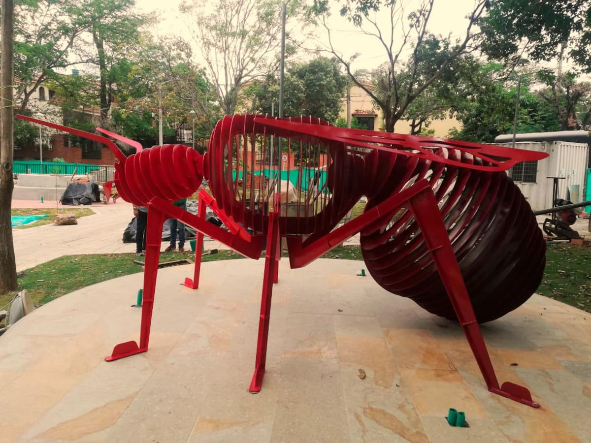 La obra de la ‘hormiga culona’ se acondicionó en el Parque de La Pera. (Foto: Jaime Del Río / VANGUARDIA)