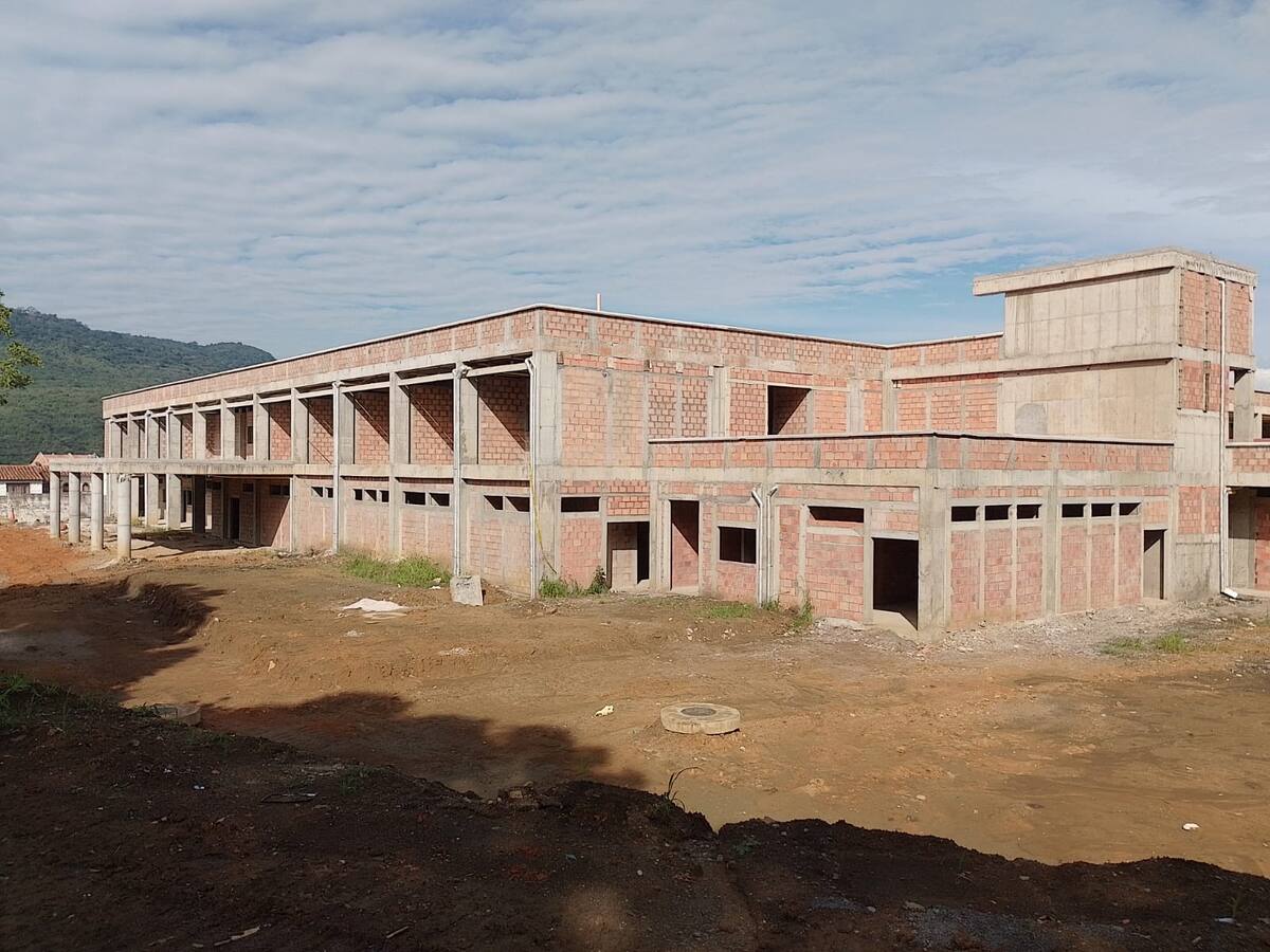 La obra de cuatro módulos permanece en obra negra desde agosto de 2023.