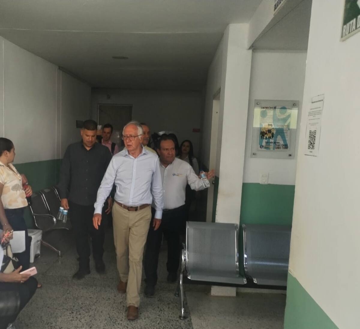 El ministro de Salud, Guillermo Jaramillo, recorrió en compañía del gerente del Hospital Regional de San Gil, Horbes Buitrago Mateus, las instalaciones de la sede en construcción y de la antigua casona en donde hoy se prestan los servicios de salud.