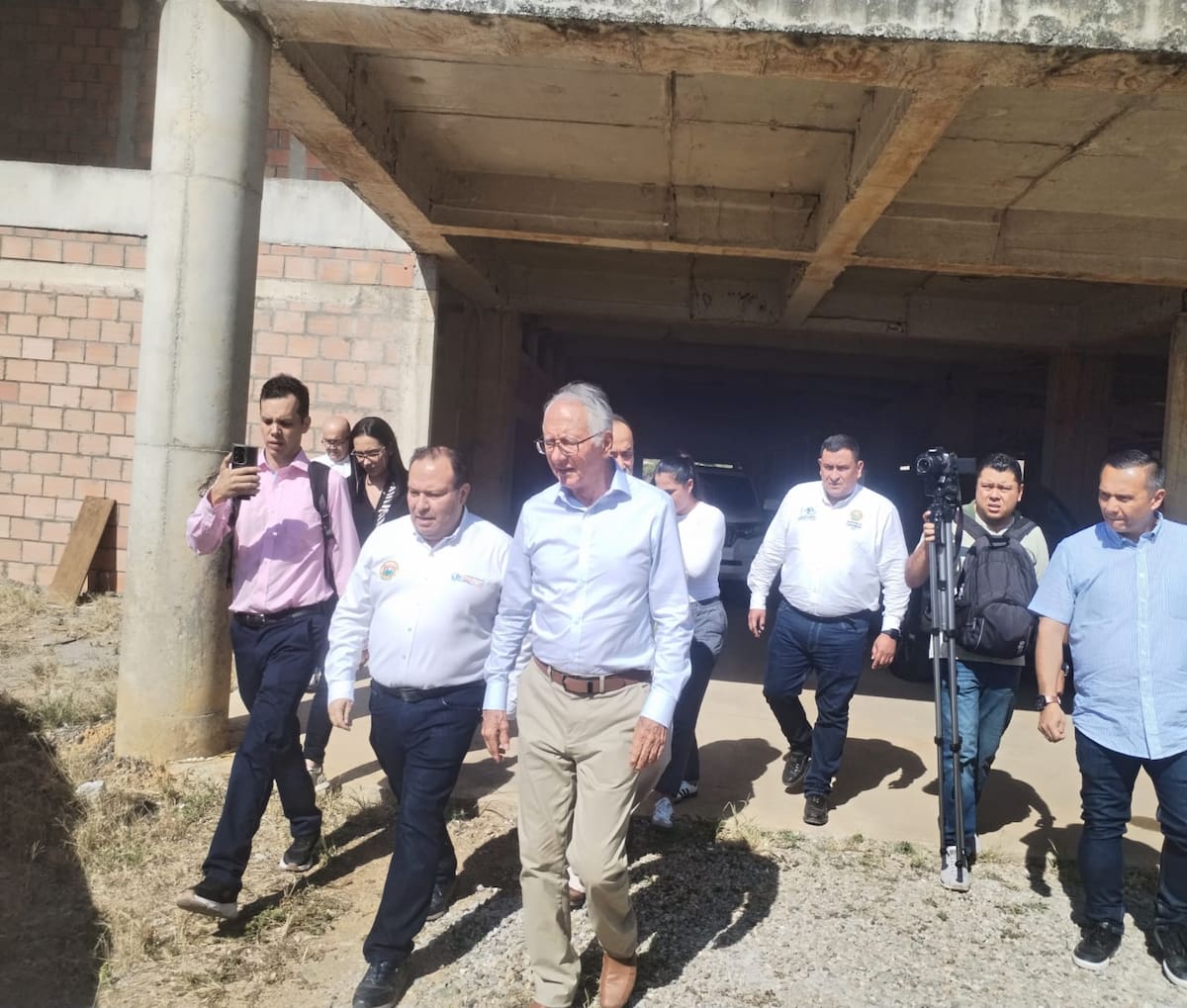En enero de este año, el ministro de Salud, Guillermo Jaramillo, recorrió en compañía del gerente del Hospital Regional de San Gil, Horbes Buitrago Mateus, las instalaciones de la sede en construcción y de la antigua casona en donde hoy se prestan los servicios de salud.
