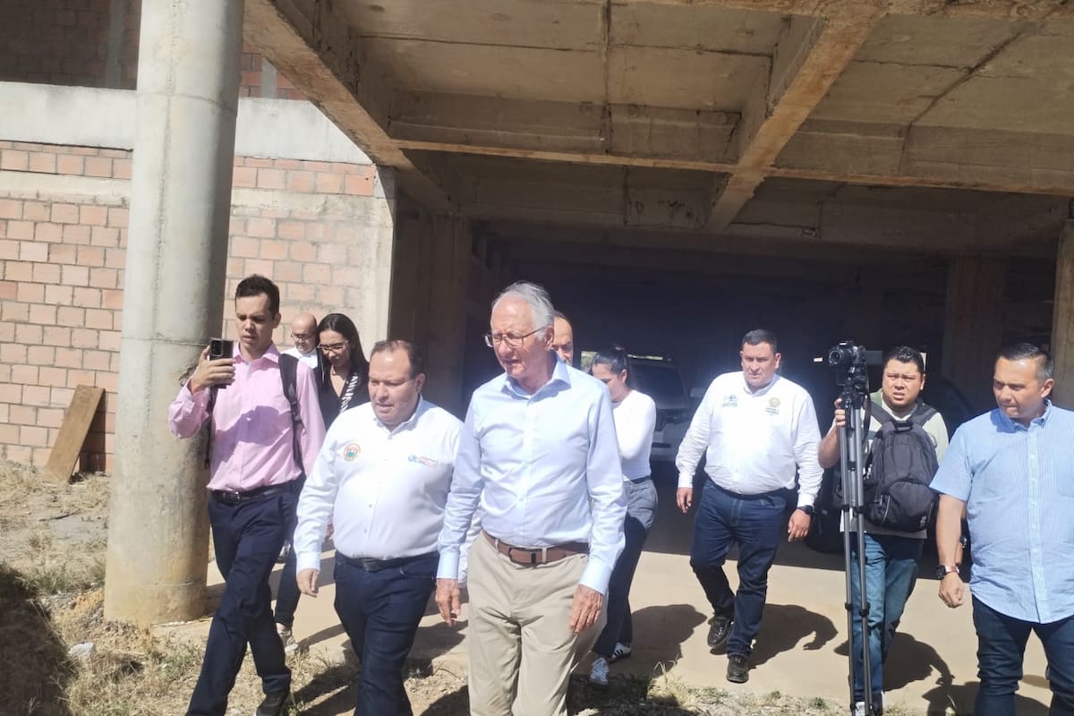 El ministro de Salud, Guillermo Jaramillo, recorrió en compañía del gerente del Hospital Regional de San Gil, Horbes Buitrago Mateus, las instalaciones de la sede en construcción y de la antigua casona en donde hoy se prestan los servicios de salud.