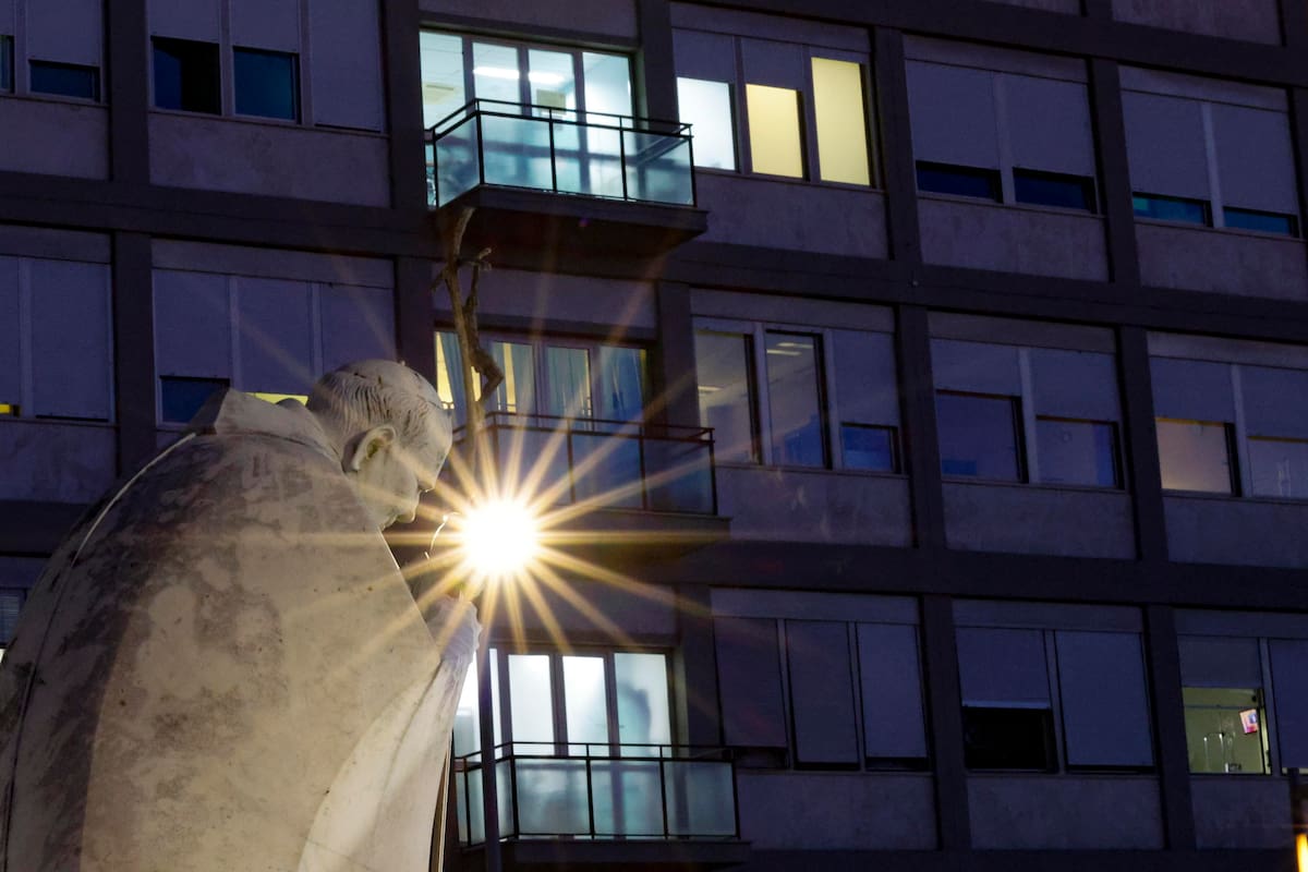 303
.- La estatua del papa Juan Pablo II se alza frente al Hospital Agostino Gemelli de Roma (Italia) el 13 de octubre de 2026. El hospital se prepara para el ingreso del papa León XIV, quien se someterá a una intervención quirúrgica programada para extirpar un pequeño nódulo pulmonar, según informó la Oficina de Prensa de la Santa Sede.