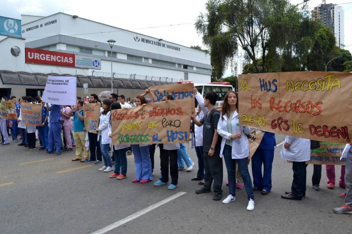 Los médicos internos del HUS realizaron ayer un plantón pacífico en las afueras de la institución, y a pesar de que en varios momentos bloquearon la vía no se presentó ningún desmán. (Foto: Jaime Del Río /VANGUARDIA LIBERAL)