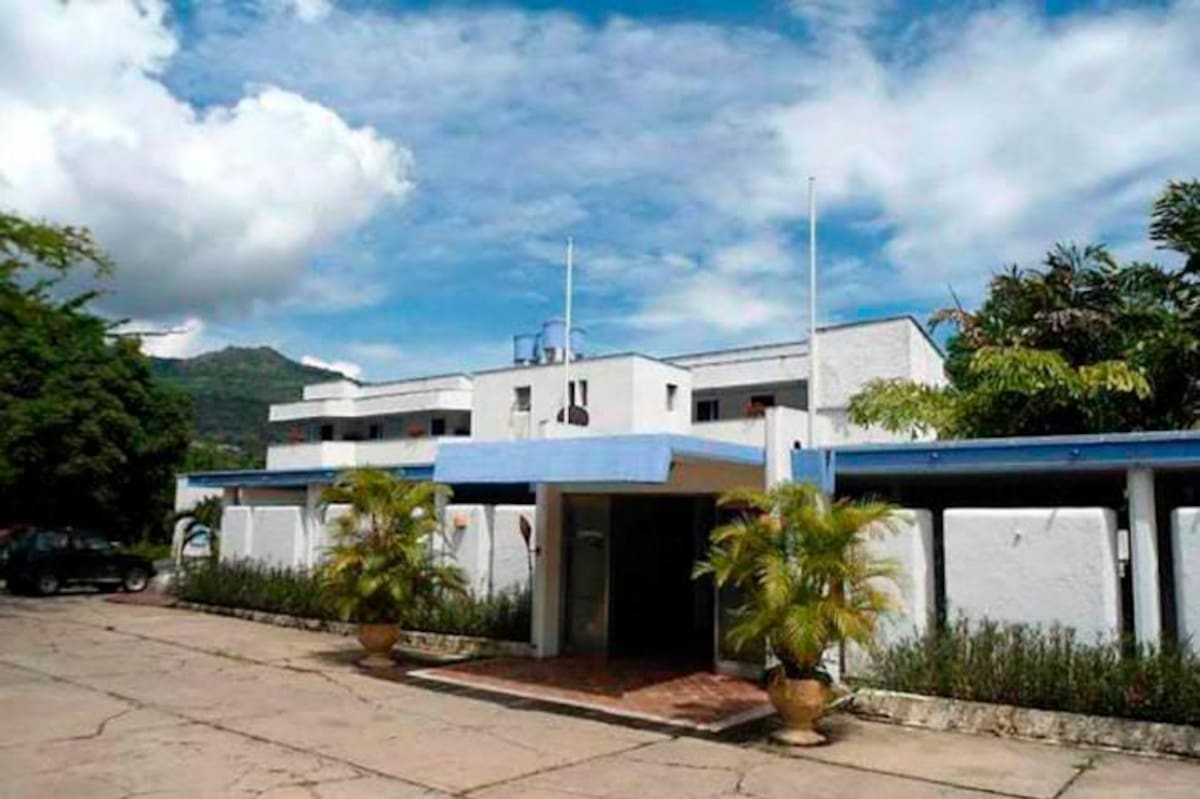 En una sección del hotel funcionan las oficinas administrativas del Hospital Regional de San Gil.